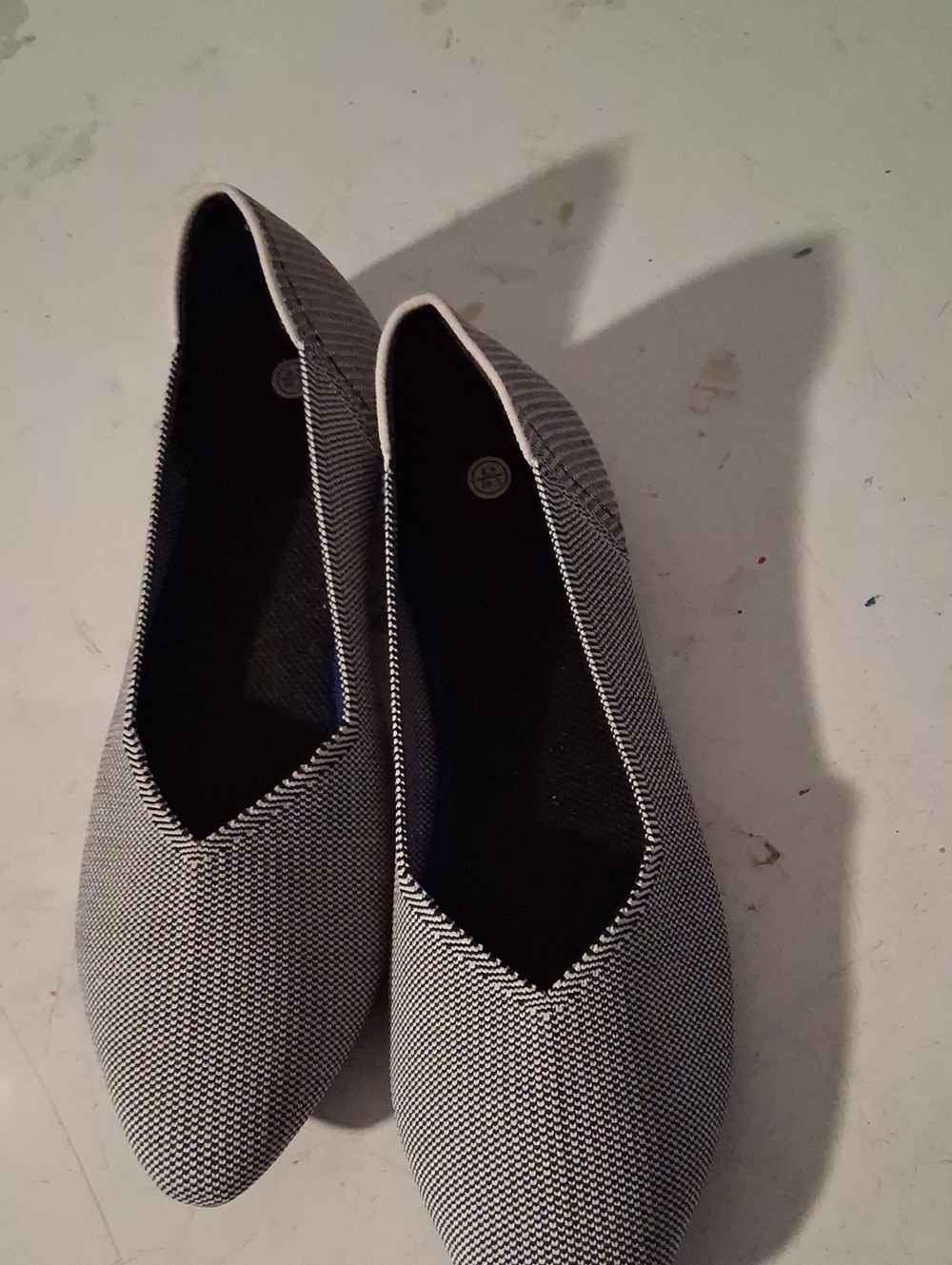 Stylish Women's Pointed Toe Knit Flats in Black & White Size 8.5